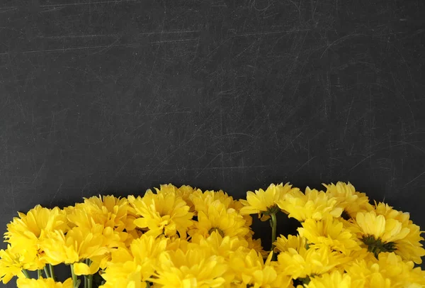 Prachtige Gele Bloemen Schoolbord Vlak Met Ruimte Voor Tekst Fijne — Stockfoto