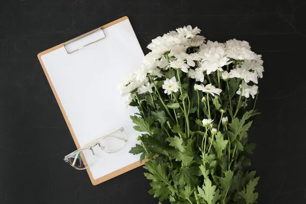 Clipboard Óculos Belas Flores Brancas Quadro Negro Flat Lay Feliz — Fotografia de Stock