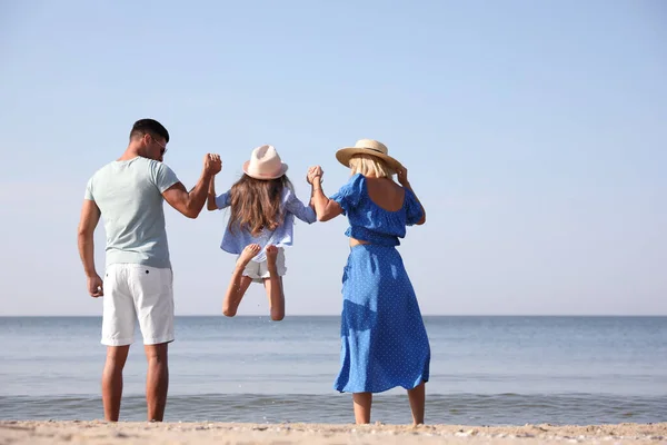 Familia Playa Soleado Día Verano — Foto de Stock