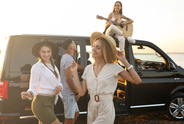 Amigos Felizes Divertindo Perto Carro Livre Pôr Sol Viagem Verão — Fotografia de Stock