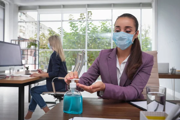 Empleado Oficina Máscara Aplicando Desinfectante Manos Lugar Trabajo — Foto de Stock