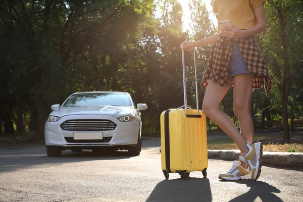 Mujer Con Maleta Esperando Taxi Calle Ciudad Primer Plano — Foto de Stock