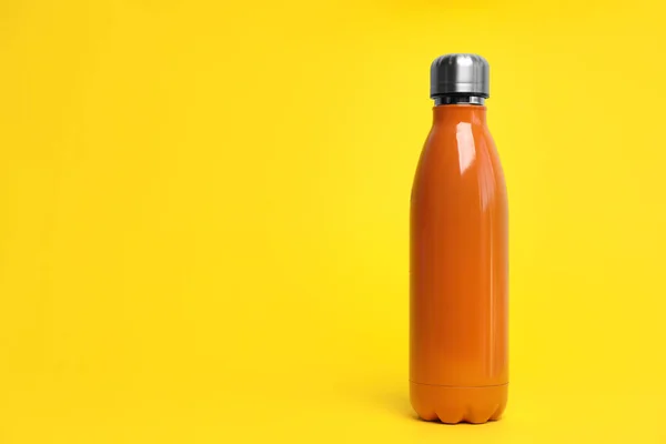 Κομψό Θερμοπλαστικό Μπουκάλι Κίτρινο Φόντο Χώρος Για Κείμενο — Φωτογραφία Αρχείου