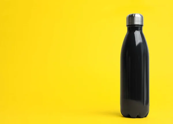 Elegante Botella Termo Sobre Fondo Amarillo Espacio Para Texto — Foto de Stock