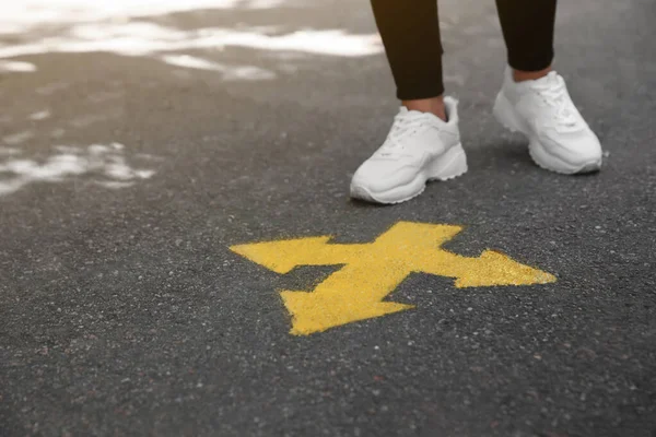 Frau Steht Neben Pfeil Auf Asphalt Nahaufnahme — Stockfoto