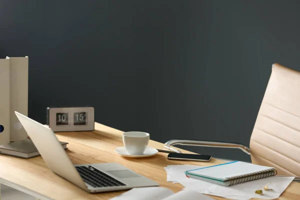 Moderner Laptop Und Vorräte Auf Dem Tisch Büro — Stockfoto