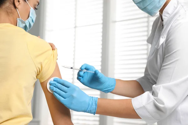 Doctor Giving Injection Patient Hospital Closeup Vaccination Day — Stock Photo, Image