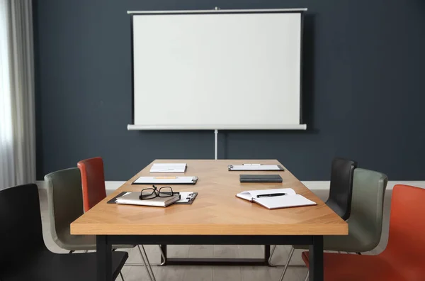 大きなテーブルと投影画面とモダンな会議室のインテリア — ストック写真