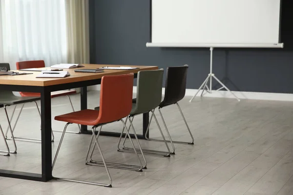 Interior Moderno Sala Reuniões Com Mesa Grande Tela Projeção — Fotografia de Stock