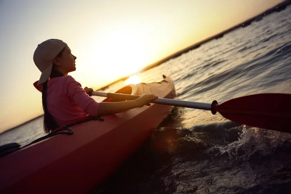 Menina Caiaque Rio Pôr Sol Atividade Acampamento Verão — Fotografia de Stock