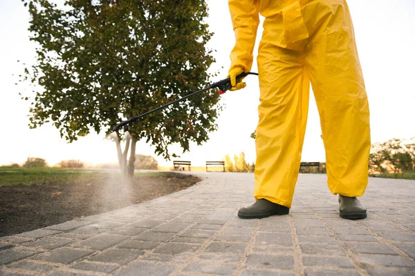 Person Warnanzug Desinfiziert Bürgersteig Park Mit Sprayer Nahaufnahme Oberflächenbehandlung Bei — Stockfoto