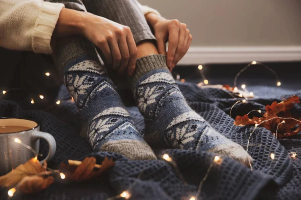 Çerde Sıcak Ekose Çorap Giyen Bir Kadın Yakın Plan Sıcak — Stok fotoğraf