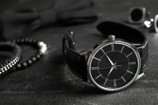 Luksusowy Zegarek Czarnym Tle Zbliżenie — Zdjęcie stockowe