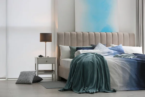 Cómoda Cama Con Almohadas Manta Suave Habitación Diseño Interiores Con — Foto de Stock