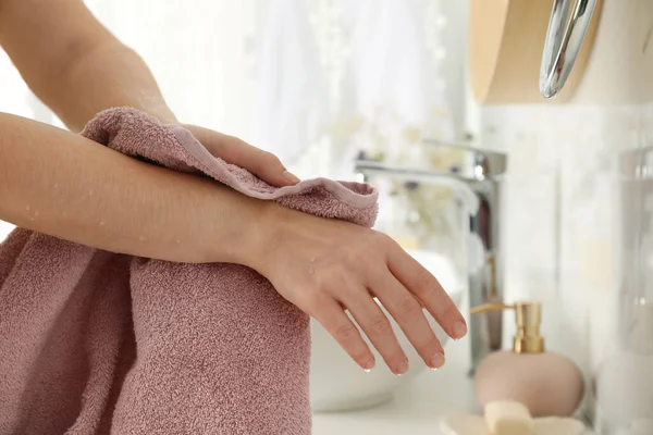 Mujer Limpiando Las Manos Con Toalla Baño Primer Plano —  Fotos de Stock