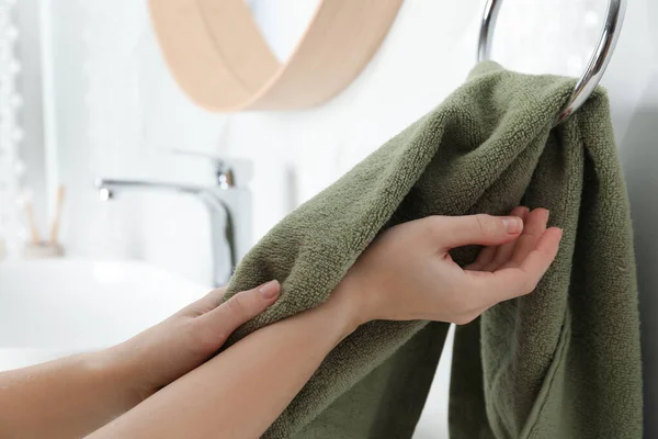 Banyoda Ellerini Havluyla Silen Kadın Yakın Plan — Stok fotoğraf