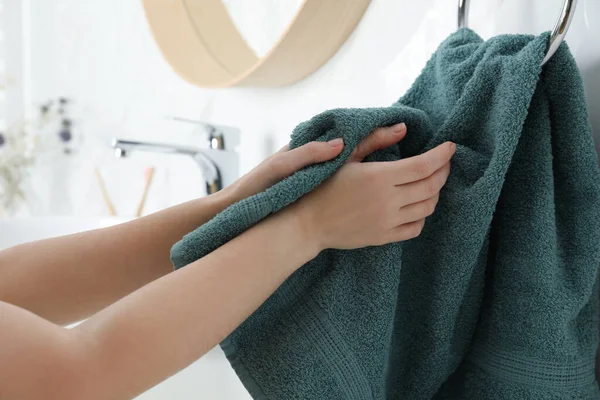 Mujer Limpiando Las Manos Con Toalla Baño Primer Plano —  Fotos de Stock