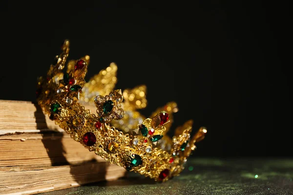 Красива Золота Корона Старі Книги Чорному Тлі Фантастичний Елемент — стокове фото