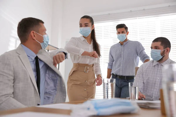 Compañeros Trabajo Con Máscaras Protectoras Haciendo Que Codo Golpee Oficina — Foto de Stock