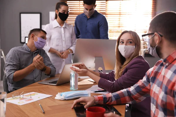 Grupo Colegas Trabalho Com Máscaras Protetoras Cargo Reunião Negócios Durante — Fotografia de Stock