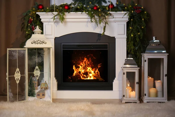 お祝いの装飾が施された部屋で暖炉の近くの美しいクリスマスランタン — ストック写真