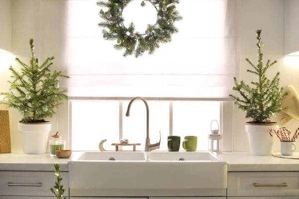 Pequeños Árboles Navidad Decoración Festiva Cocina — Foto de Stock