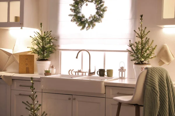 Malé Vánoční Stromky Slavnostní Výzdoba Kuchyni — Stock fotografie