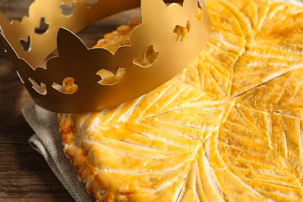 Galette Des Rois Tradicional Con Corona Papel Mesa Primer Plano —  Fotos de Stock