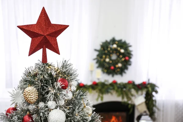 Bela Árvore Natal Com Estrela Topper Quarto Decorado — Fotografia de Stock