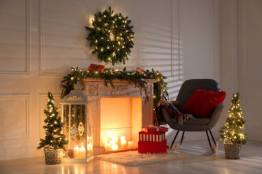 Şömineli ve köknar desenli güzel Noel temalı fotoğraf bölgesi