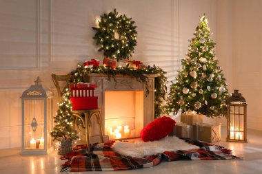 Şömineli ve köknar desenli güzel Noel temalı fotoğraf bölgesi