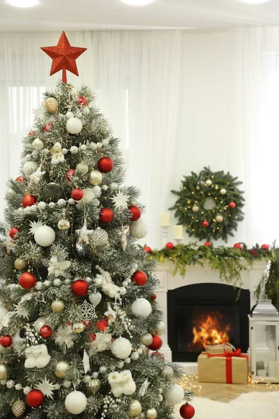 Gyönyörű Karácsonyfa Csillag Topper Díszített Szobában — Stock Fotó
