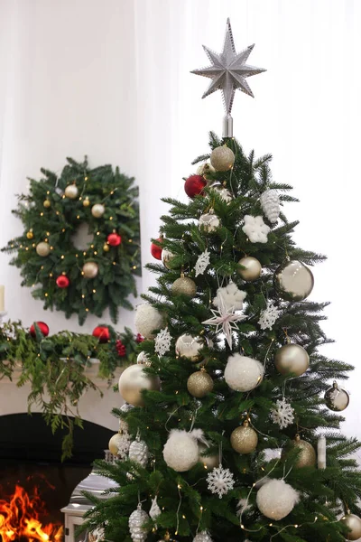 Bela Árvore Natal Com Estrela Topper Quarto Decorado — Fotografia de Stock