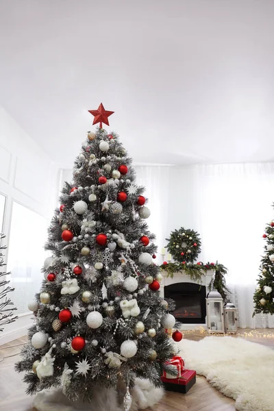 Bela Árvore Natal Com Estrela Topper Quarto Decorado — Fotografia de Stock