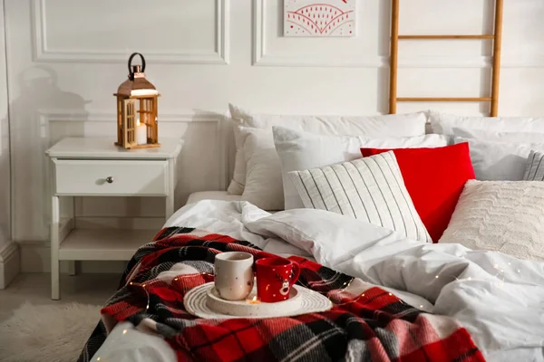 Χριστουγεννιάτικο Υπνοδωμάτιο Εσωτερικό Κόκκινη Μάλλινη Κουβέρτα Και Διακοσμητικό Φανάρι — Φωτογραφία Αρχείου