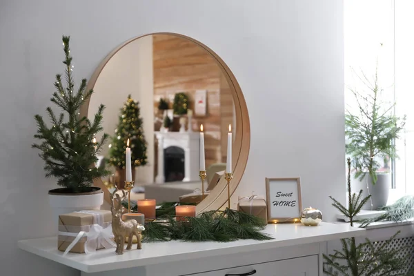 Zrcadlo Nad Prádelníkem Vánoční Výzdobou Pokoji Návrh Interiéru — Stock fotografie