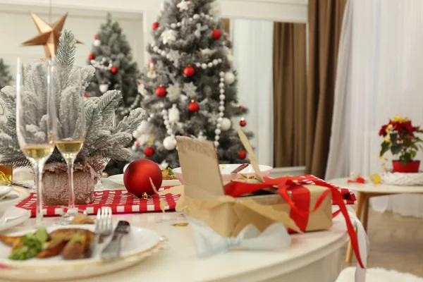 Rotzooi Witte Tafel Kamer Nieuwjaar Feest — Stockfoto