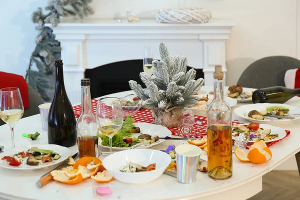 Schmutziges Geschirr Auf Weißem Tisch Zimmer Chaos Nach Silvesterparty — Stockfoto