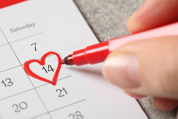 Vrouw Markeert Valentijnsdag Kalender Aan Grijze Tafel Close — Stockfoto
