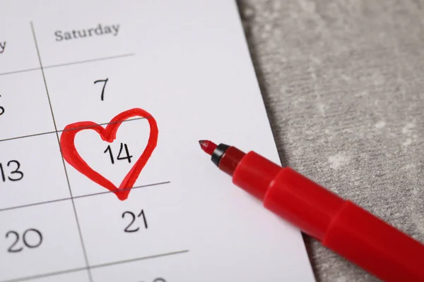 Calendario Con San Valentino Segnato Pennarello Rosso Sul Tavolo Grigio — Foto Stock