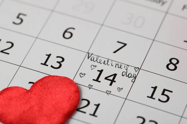 Kalender Met Gemarkeerde Valentijnsdag Rood Hart Close — Stockfoto
