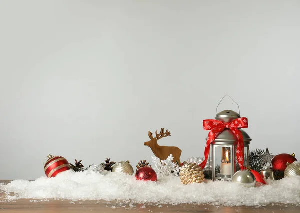 Schöne Komposition Mit Vintage Weihnachtslaterne Und Festlicher Dekoration Auf Schnee — Stockfoto