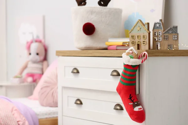 Strumpbyxor Med Presenter Hängande Byrålådan Barnrummet Sankt Nikolaus Day Tradition — Stockfoto