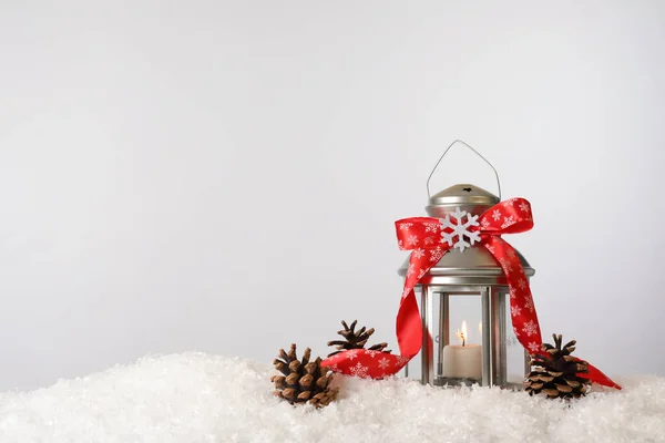 Prachtige Compositie Met Vintage Kerstlantaarn Feestelijke Decoraties Sneeuw Tegen Witte — Stockfoto