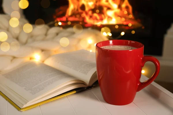 Copa Bebida Caliente Libro Cerca Chimenea Ambiente Acogedor Navidad — Foto de Stock