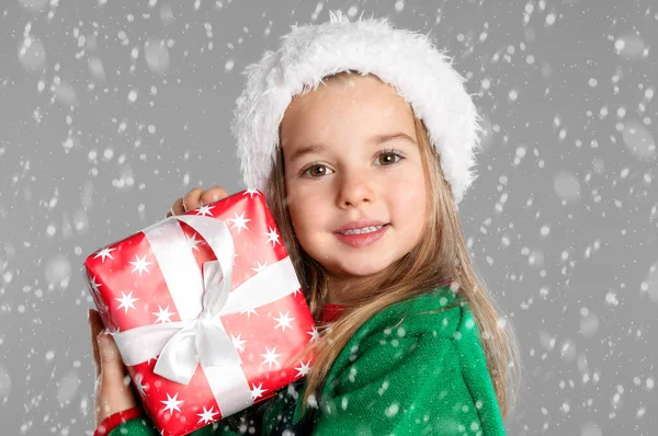 Мила Дитина Санта Каті Різдвяним Подарунком Під Снігопадом Сірому Тлі — стокове фото