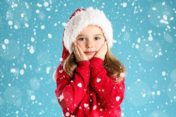 Niño Lindo Sombrero Santa Bajo Las Nevadas Sobre Fondo Azul — Foto de Stock