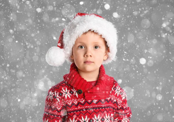 Мила Дитина Санта Капелюсі Під Снігопадом Сірому Тлі Свято Різдва — стокове фото