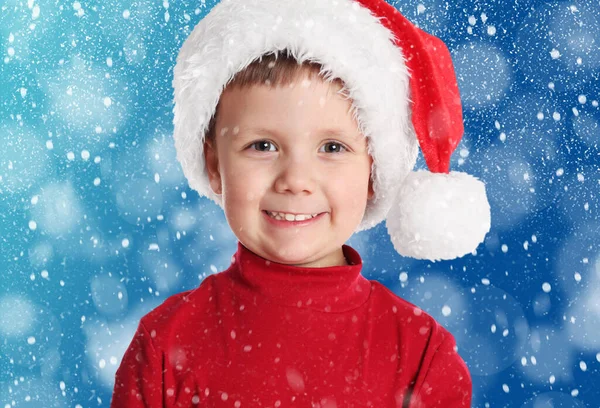 Cute Dziecko Santa Kapelusz Pod Śniegiem Niebieskim Tle Święta Bożego — Zdjęcie stockowe