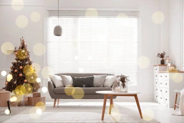 Çağdaş Oturma Odasında Güzel Bir Noel Ağacı Kanepe Tasarım — Stok fotoğraf